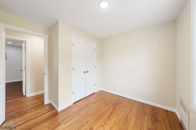 Building Photo - 2429 Vauxhall Rd