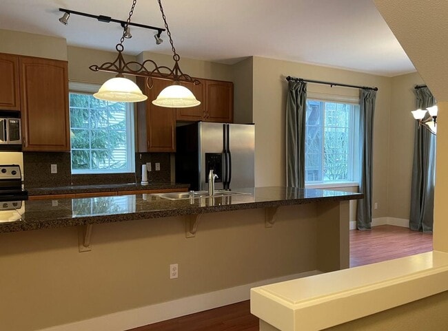Building Photo - Stunning End Unit Townhome in desirable Redmond Ridge neighborhood; 2BD/2BA