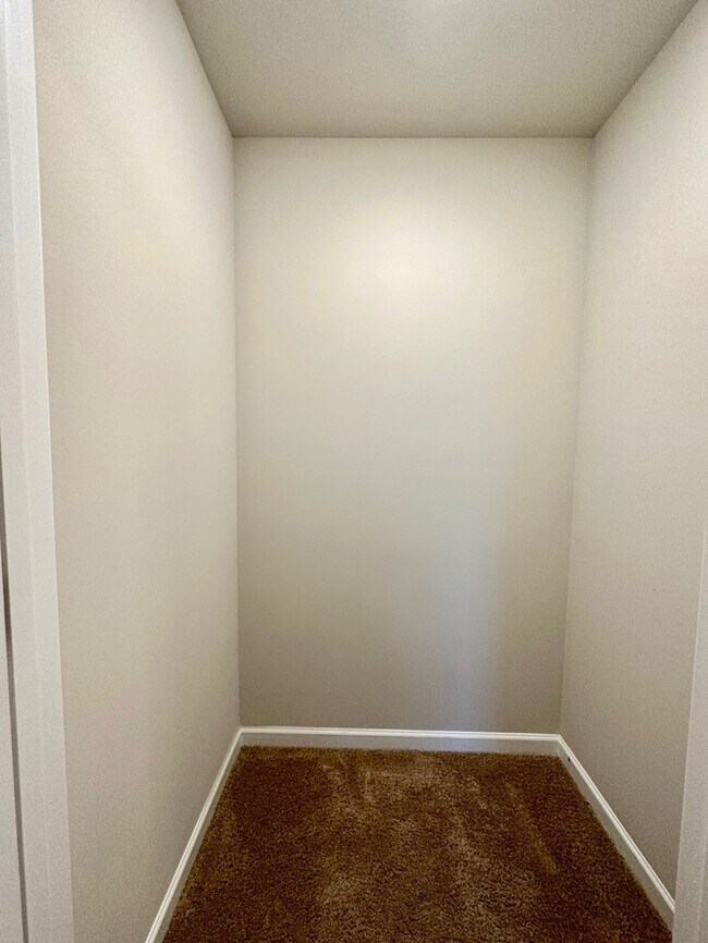 Building Photo - Beautiful 4 bedroom, 3 bath townhome end u...