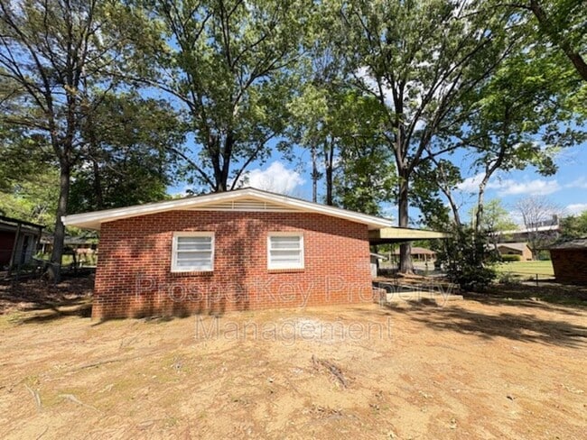 Building Photo - 2736 Chevy Chase Dr