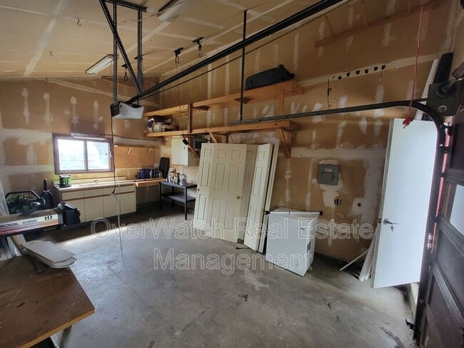 Building Photo - 17024 Meadow Creek Dr