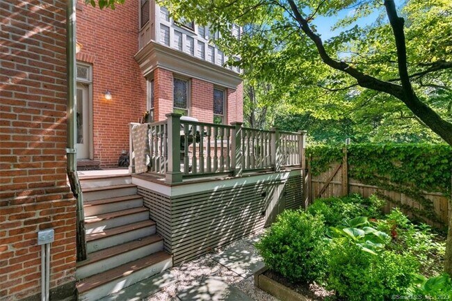 Building Photo - 20 Academy St