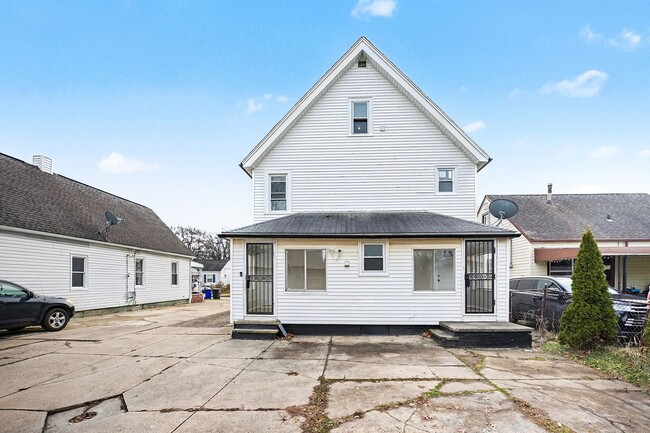 Building Photo - Updated 3BR Upper Unit with Garage Parking and Porch