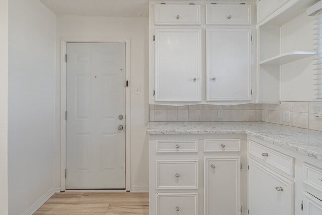 Building Photo - Beautifully Renovated 2-bedroom, 1-bathroom home!