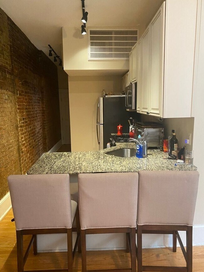 Building Photo - 245 S 10th St