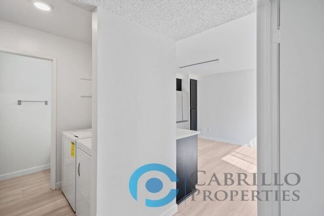 Building Photo - 5067 La Cuenta Dr