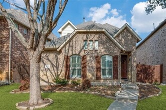 Building Photo - 858 Llano Dr