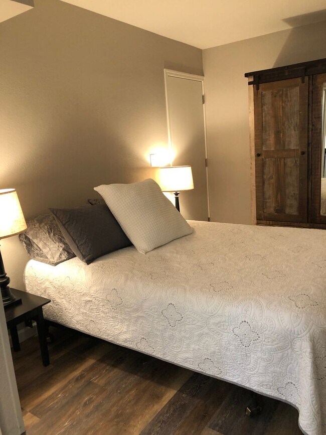 Building Photo - Beauty and Convenience! Remodeled, Fully F...