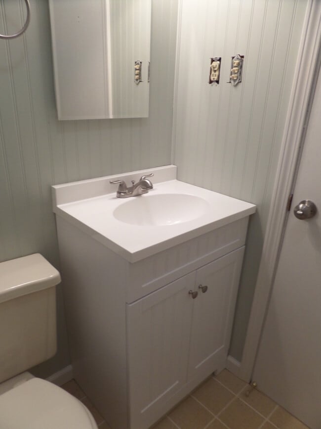 Building Photo - Nice 2 bed 1 bath brick ranch located in M...