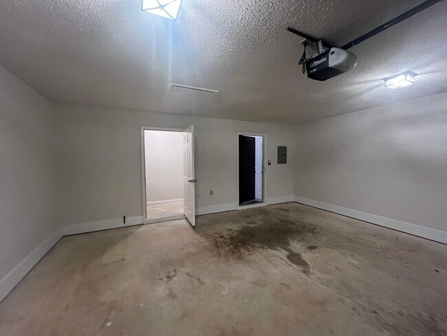 Building Photo - 11313 Evergreen Ave