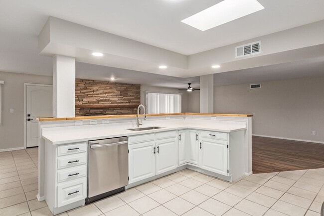 Building Photo - Beautifully updated Ranch Style Home