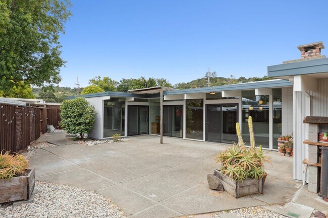 Building Photo - Eichler Mid-Century Home, Newly Renovated