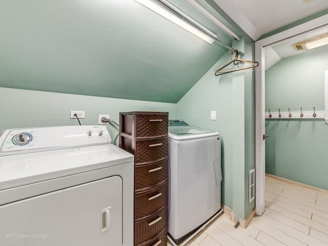 Building Photo - 36 E Touhy Ave
