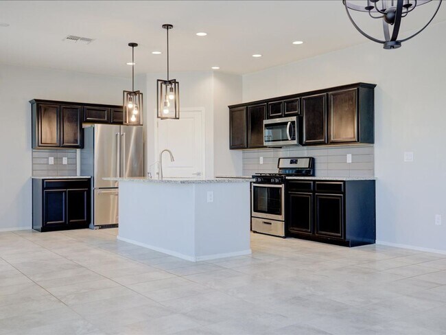 Building Photo - 3 Bedroom 2.5 Bathroom