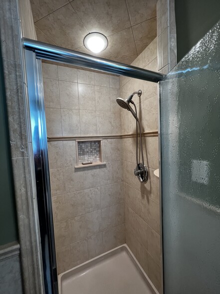 Shower - 115 Beauvue Ter
