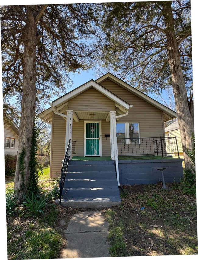 Building Photo - Coming Soon: 3 Bedroom Home Near Zoo & Parks!