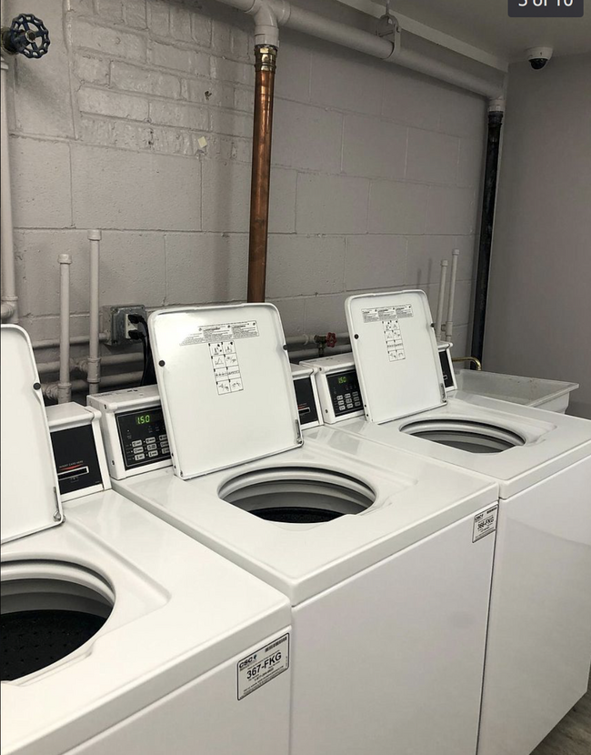 Laundry Facilities - 510 W Fullerton Pky