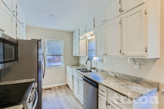 Building Photo - 906 Cherokee Ave