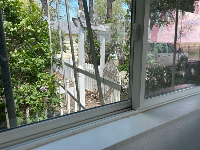 Building Photo - 2 Bed 1 Bath Large House with Fenced Yard and Washer Dryer Hookups