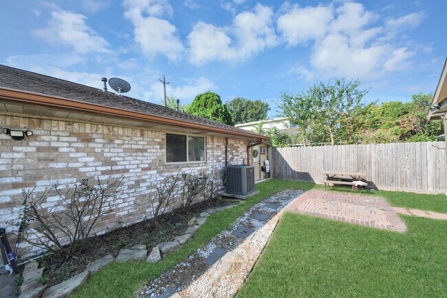 Building Photo - 4503 Hollybrook Ln
