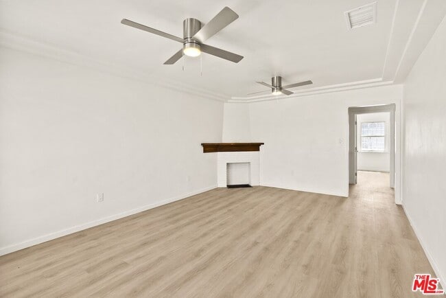 Building Photo - 820 W 98th St
