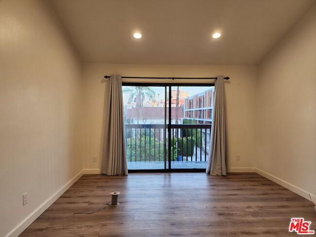 Building Photo - 601 S Van Ness Ave