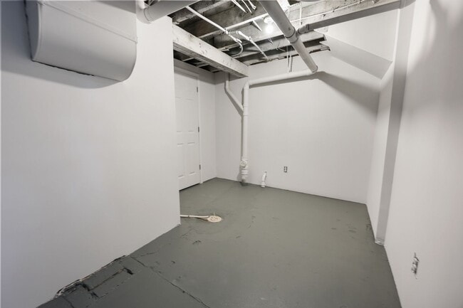 Building Photo - 4 Bedroom House for Rent