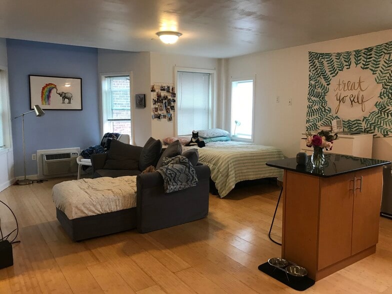 Building Photo - 65 Park Dr