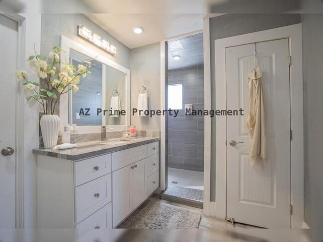 Building Photo - 1942 W Indianola Ave