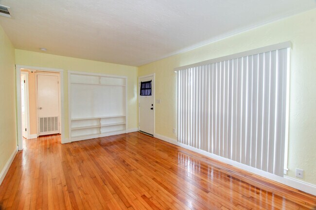 Building Photo - 1709 N Forest Ave