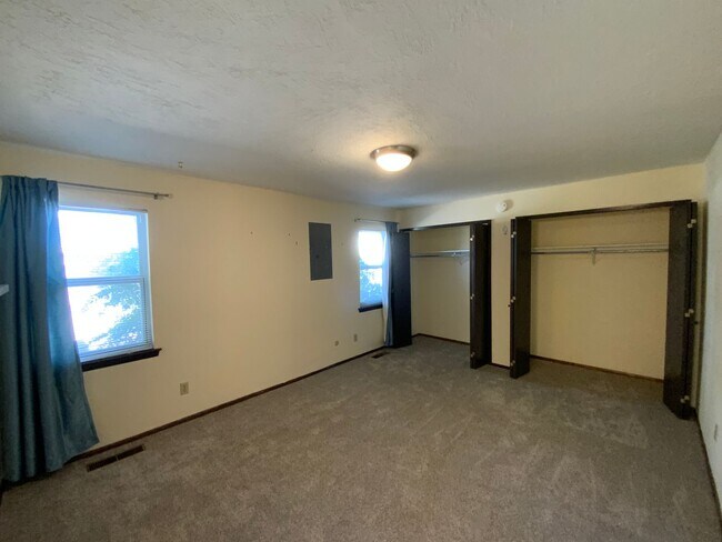 Building Photo - 3 Bedroom Single Story Home Available Near...