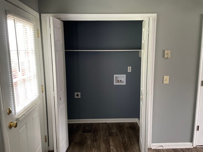 Building Photo - Cozy Townhome