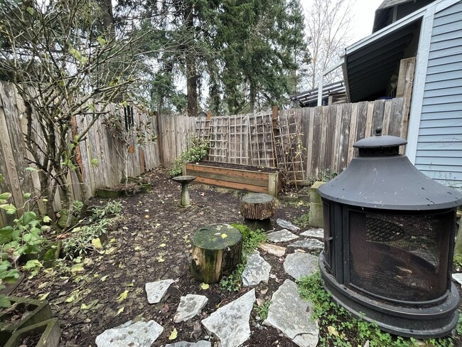 Building Photo - Cozy Portland Home with Spacious Living Room & Fenced Backyard