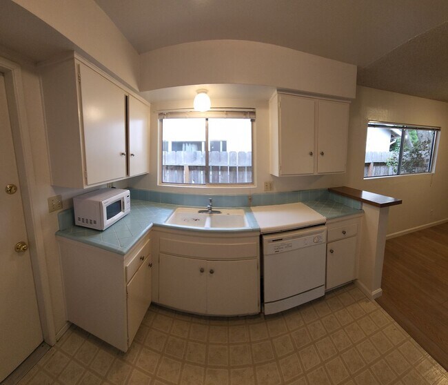 Building Photo - 4 bed 2 bath spacious home with 2 car garage in SLO!