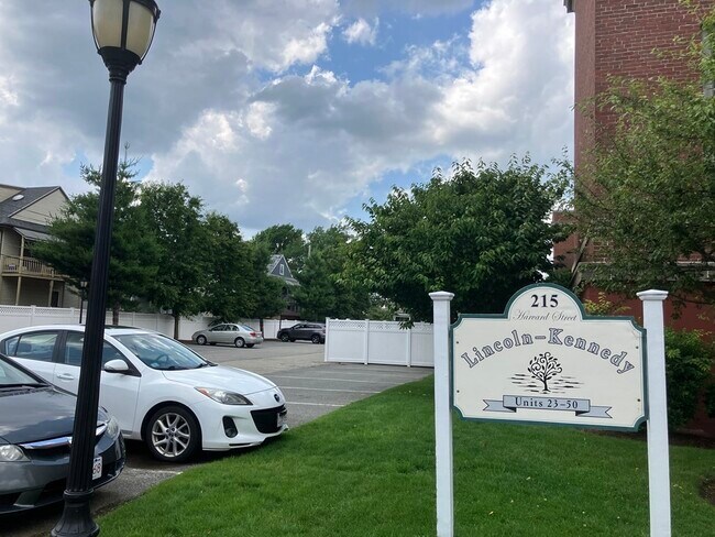 Building Photo - 215 Harvard St