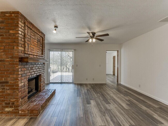 Building Photo - Beautiful 3bed/2bath Townhome Available in...