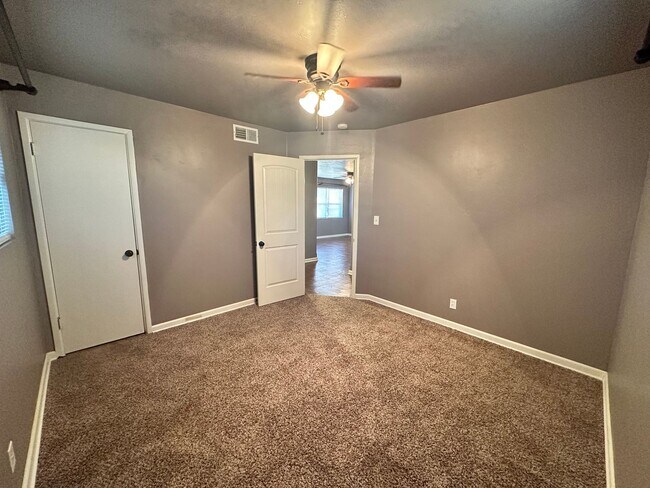 Building Photo - Fully Remodeled 3-bed 1-bath House Availab...