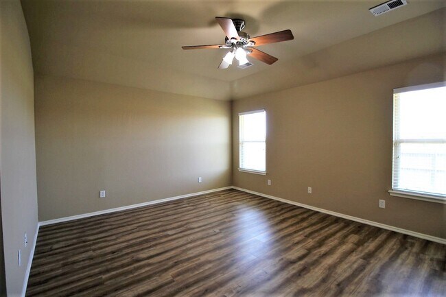 Building Photo - Wonderful 3 bed + office or 2nd living, 2 ...