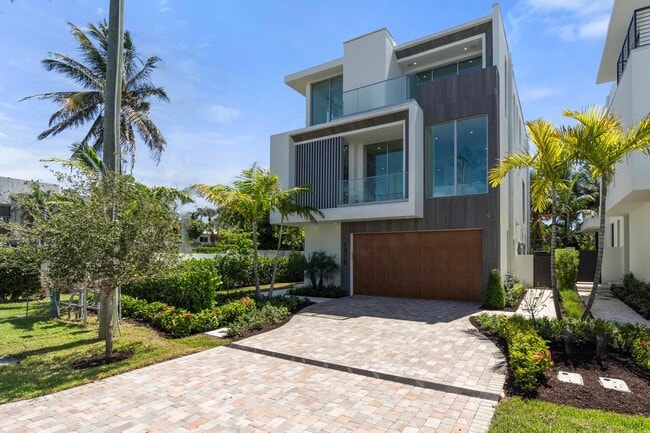 Building Photo - 1070 Del Harbour Dr