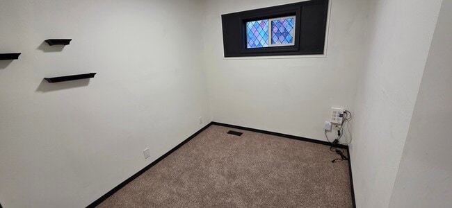 Building Photo - 221 Elm St