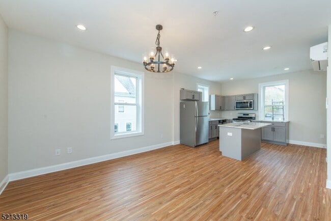 Building Photo - 124 Main St