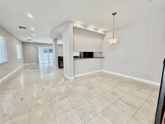 Building Photo - 504 SW 4th Ave