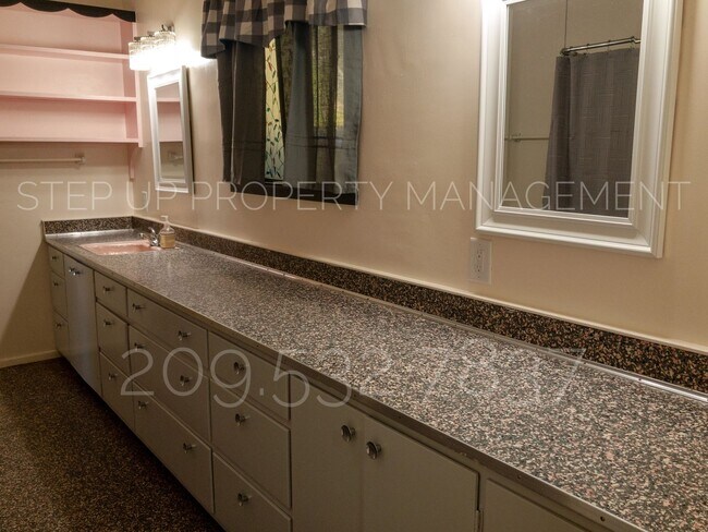 Building Photo - Outstanding 3 Bed 2 Bath near Downtown Son...