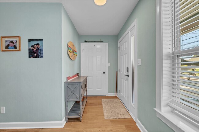 Building Photo - Beach house - 3 bed, 2.5 baths.