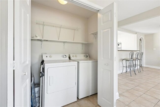 Building Photo - 5705 Prytania St