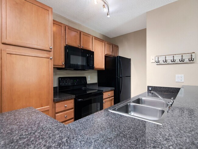Building Photo - Park Lake — 1 Bed / 1 Bath + Den | Upstairs Condo | Brandon, FL