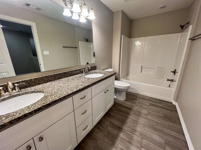 Building Photo - Spacious 3 Bedroom/2 Bathroom Chaffee Cros...