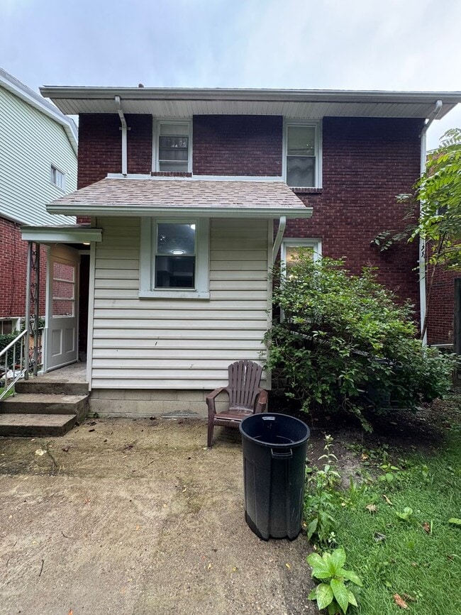 Building Photo - 3 Bedroom 1.5 Bath in Dormont!