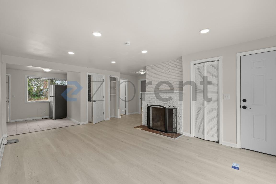 Building Photo - Unit