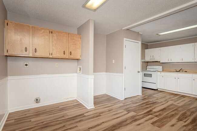 Building Photo - Cute 2 Bedroom Home